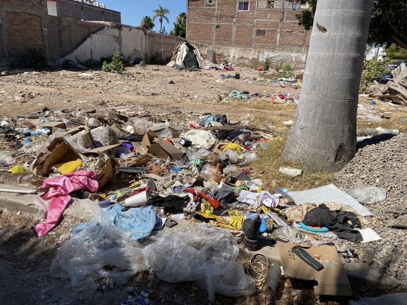 Exigen limpieza de lote baldío en el centro de LM