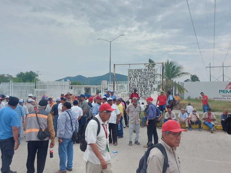 Exigen liquidaciones ex trabajadores de PEMEX en Salina Cruz