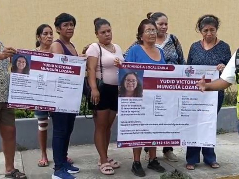 Exigen localización de Yudid a las afueras de la Fiscalía de Colima
