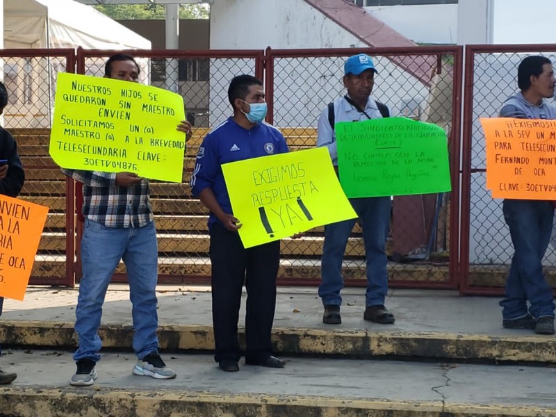 Exigen maestro de telesecundaria en Altotonga