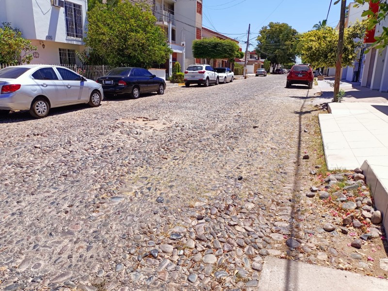 Exigen mantenimiento a calles empedradas en Las Quintas