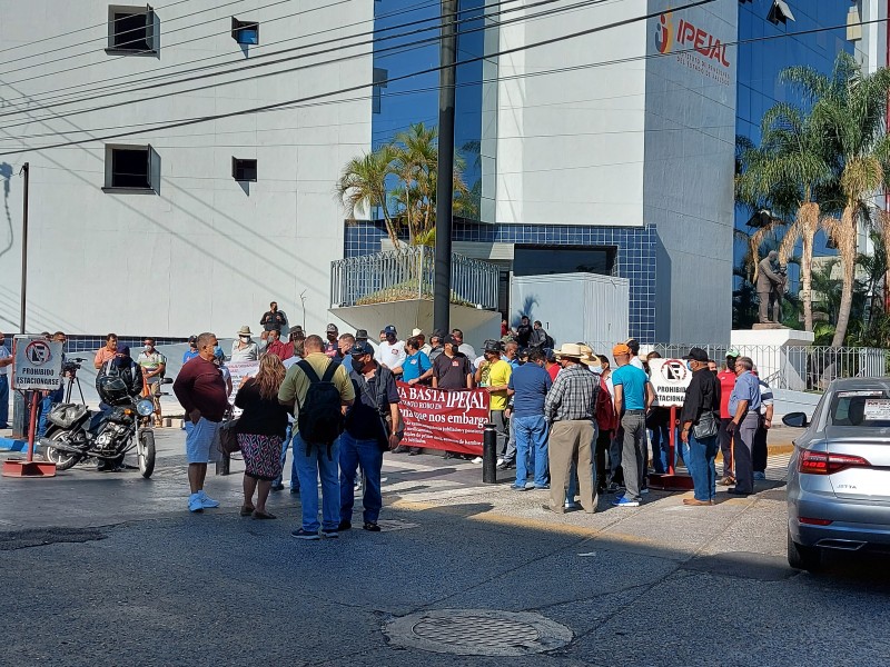 Exigen medicamentos y atención médica jubilados del Ipejal