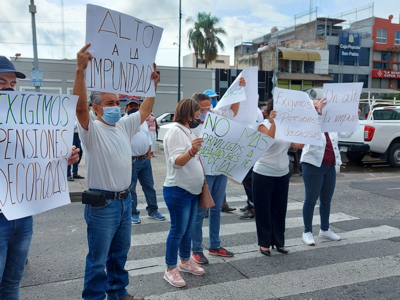 Exigen mejores condiciones para el IPEJAL con manifestación