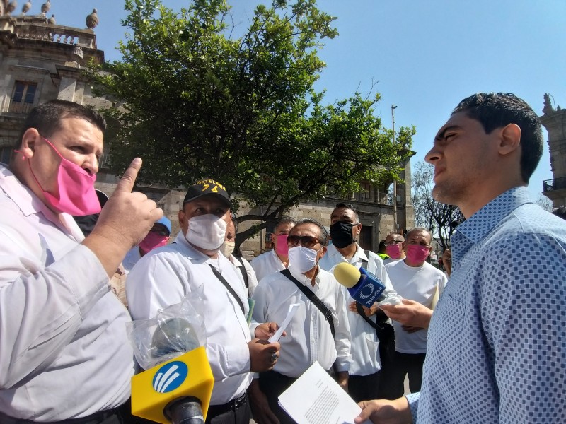 Exigen meseros apoyo económico a Alfaro