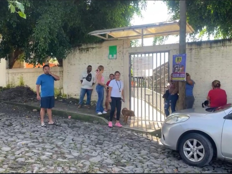 Exigen padres destitución de directora en colonia Los Pinos