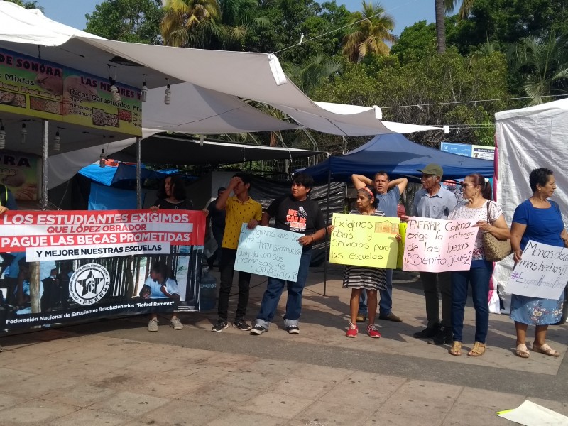 Exigen pago de becas para estudiantes de telebachilleratos