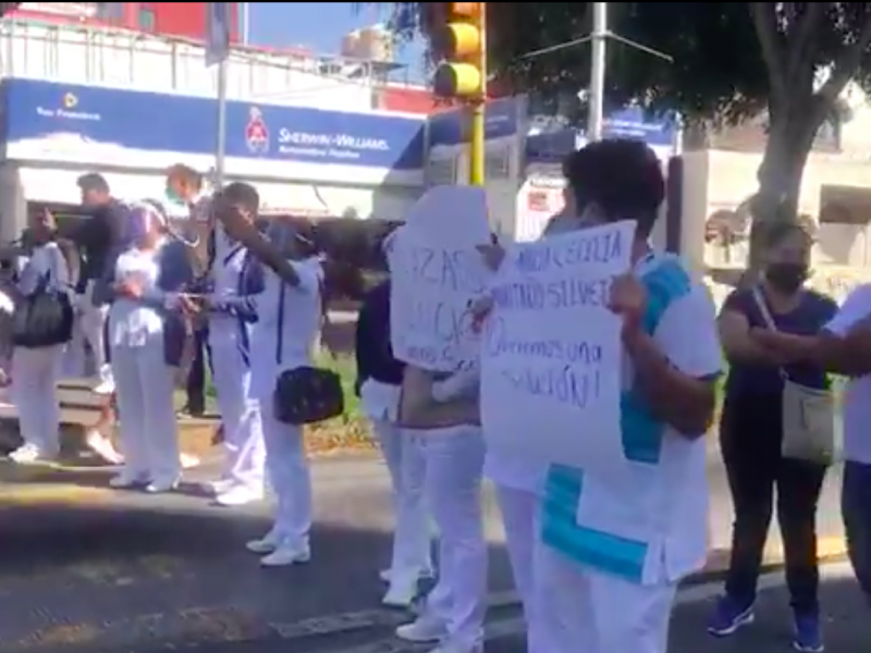 Exigen plazas de servicio social estudiantes de enfermería en Puebla