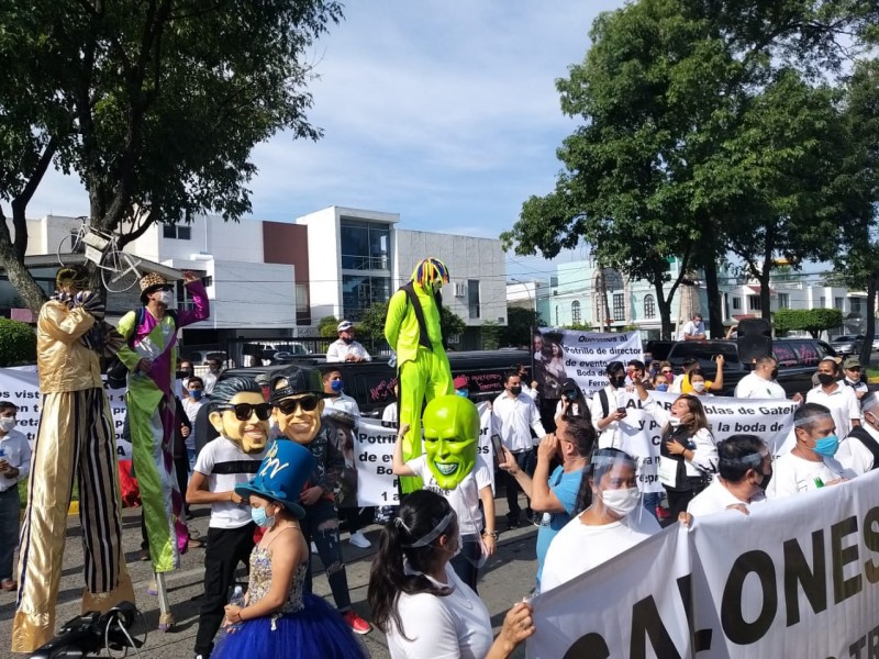 Exigen reapertura de salones de fiesta con manifestación