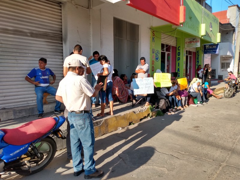 Exigen reconstrucción de aulas en Juchitán