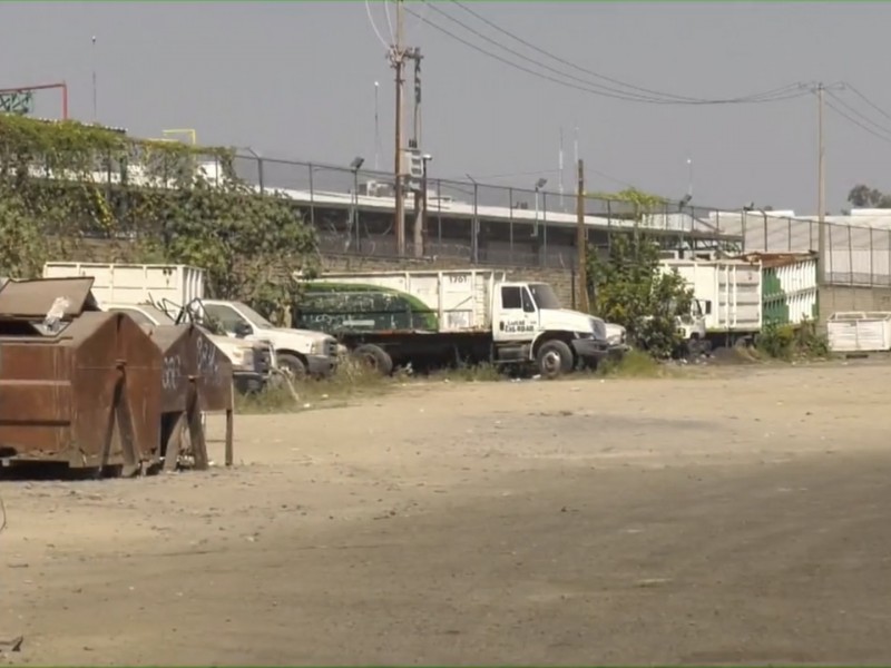 Exigen retiro de camiones de basura de predio en Colli