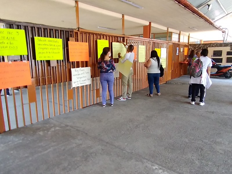 Exigen salida de director de secundaria por presuntos malos tratos