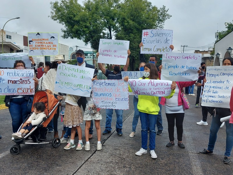 Exigen salvar escuelas de tiempo completo