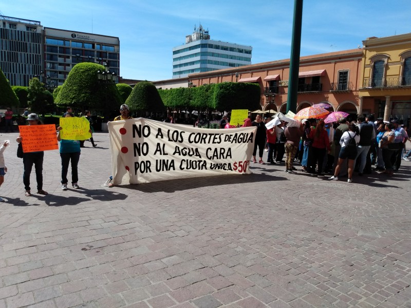 Exigen solución a cobros excesivos e inundaciones