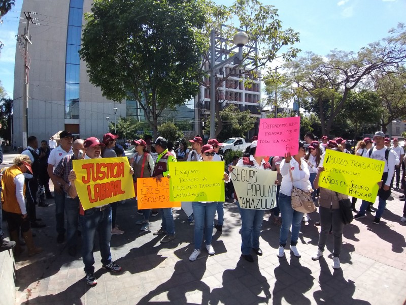 Exigen reintegración, trabajadores de salud