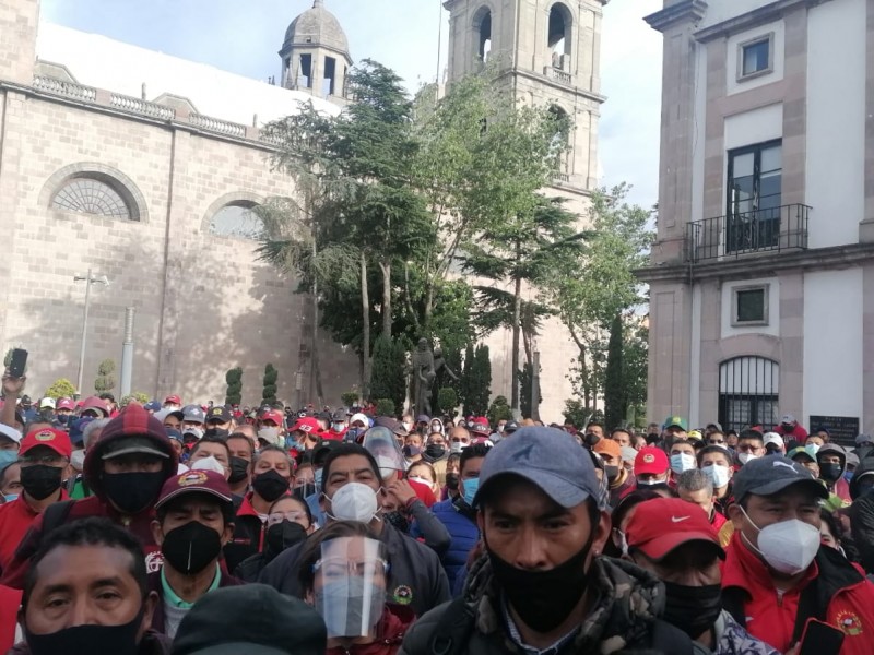 Exigen trabajadores del Ayuntamiento de Toluca pagos de quincenas