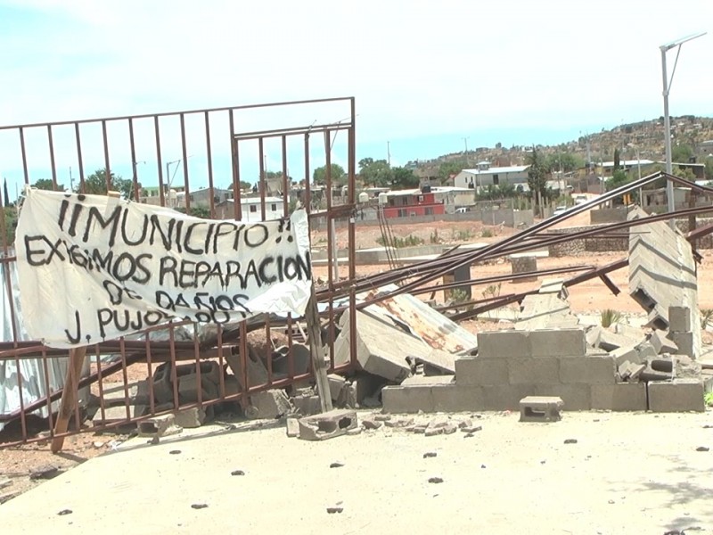 Exigen vecinos reparación de daños por derrumbe de construcción