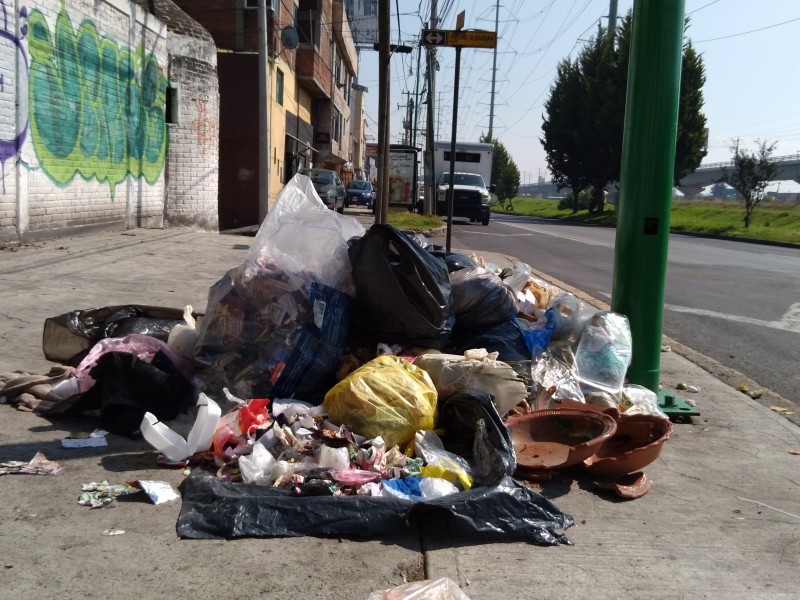 Exigen vecinos sanciones para quienes tiren basura en la calle