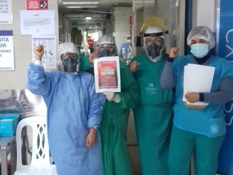 Exigiendo mejores condiciones de trabajo, médicos peruanos salen a protestar