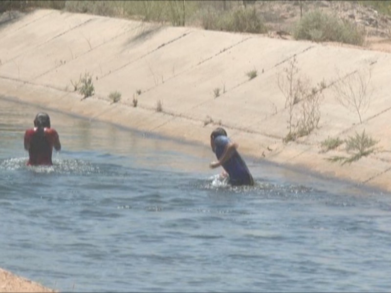 Existen riesgos por bañarse en el canal