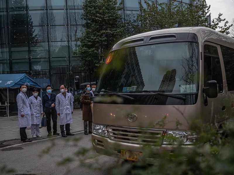 Expertos de la OMS visitan hospitales en Wuhan