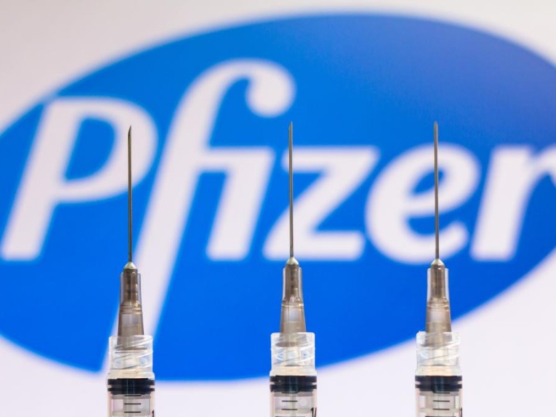 Expertos recomiendan a EU aprobar vacuna contra covid-19 de Pfizer