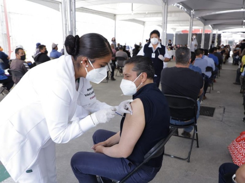 Expertos recomiendan no automedicarse después de vacunarse