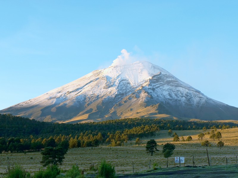 Expertos sobrevuelan volcán Popocatépetl