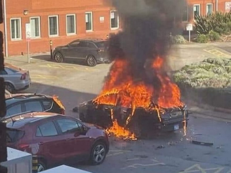 Explosión de automóvil deja un muerto en Liverpool, Inglaterra
