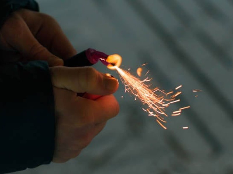 Explosión de cohetitos deja a menor sin dedos