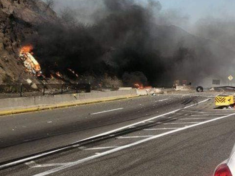 Explosión de pipa en autopista Guadalajara-Tepic deja muertos y heridos