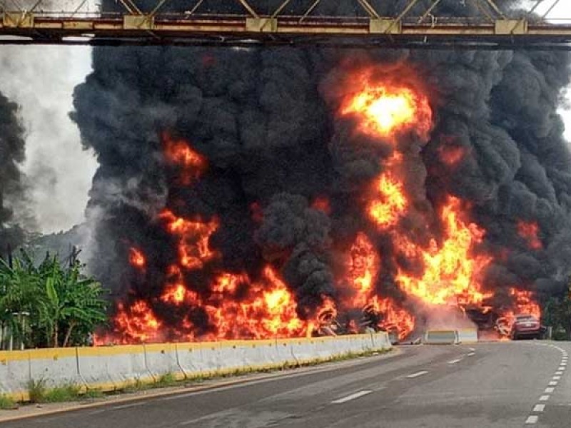 Explosión de pipa con combustible en Tabasco deja 4 muertos