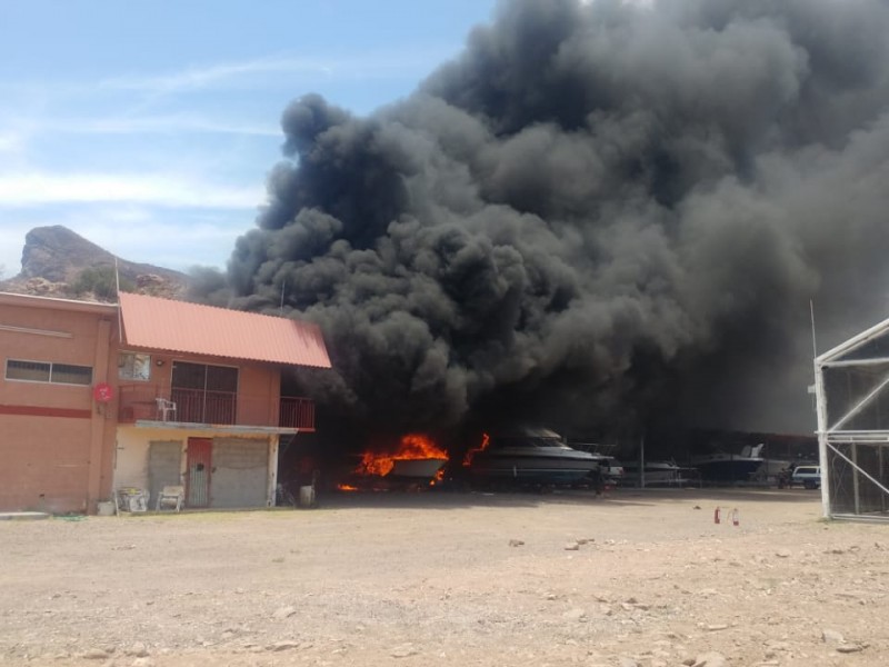 Explosión de yate deja dos lesionados