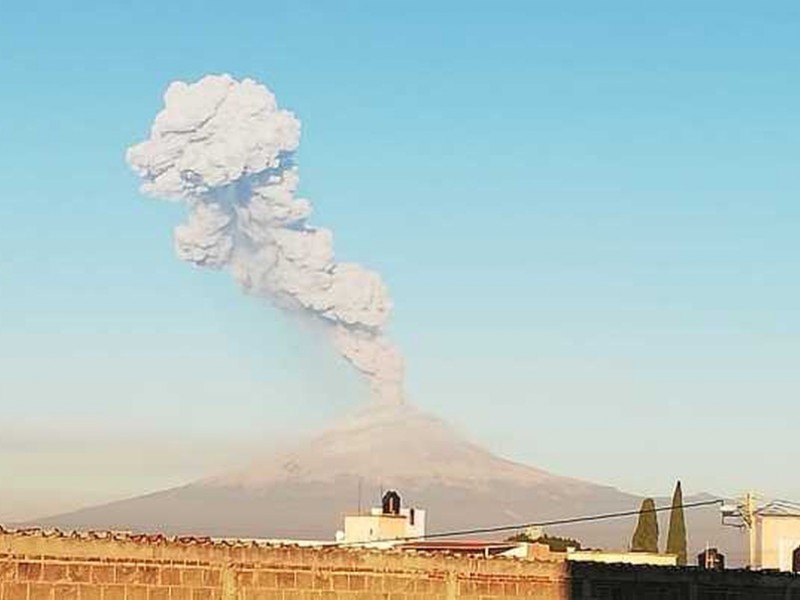 Explosión del Popocatépetl deja columna de ceniza