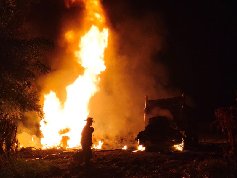 Explosión en Oteros provoca fuerte incendio; autoridades investigan