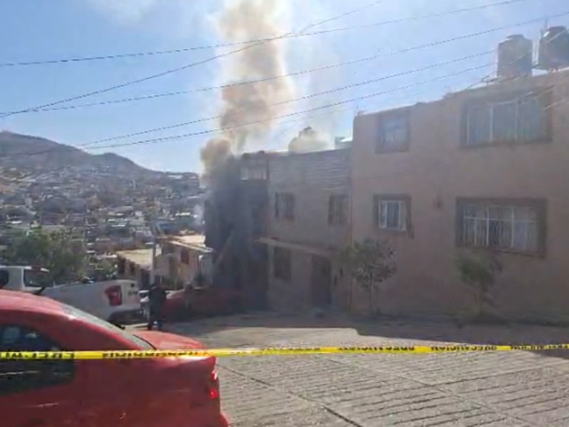 Explosión provoca incendio en vivienda de la Francisco E. García