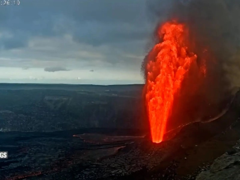 VIDEO: Explosión volcánica en Hawái lanza lava a 300 metros