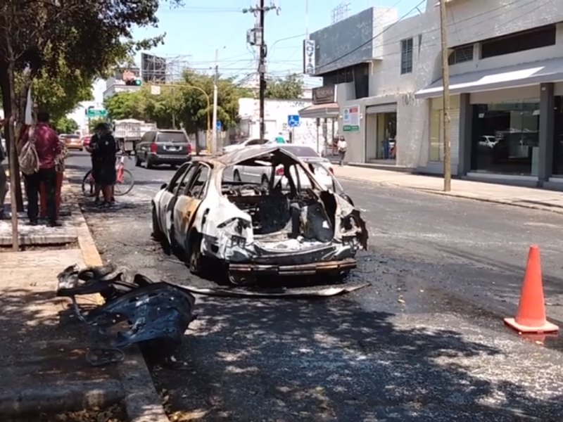 Explota automovil en el centro de la ciudad Boulevard Madero