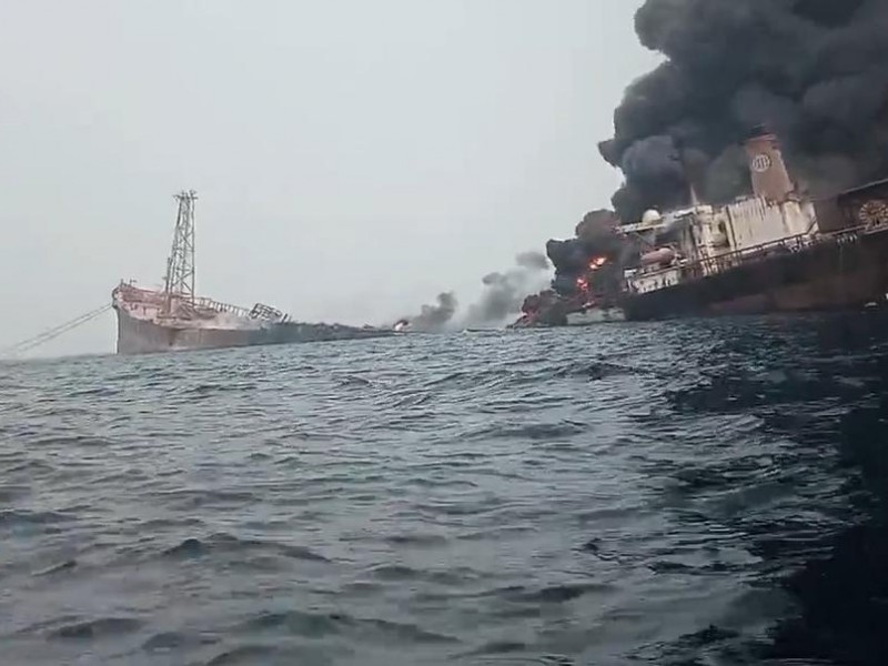 Explota buque petrolero frente a las costas de Nigeria