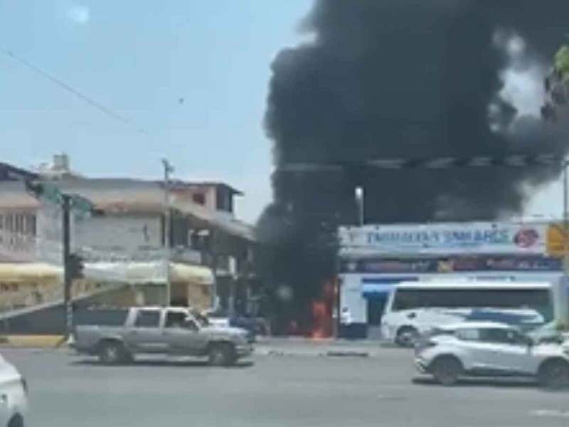 Explota camioneta con huachicol en Michoacán; huían de la policía