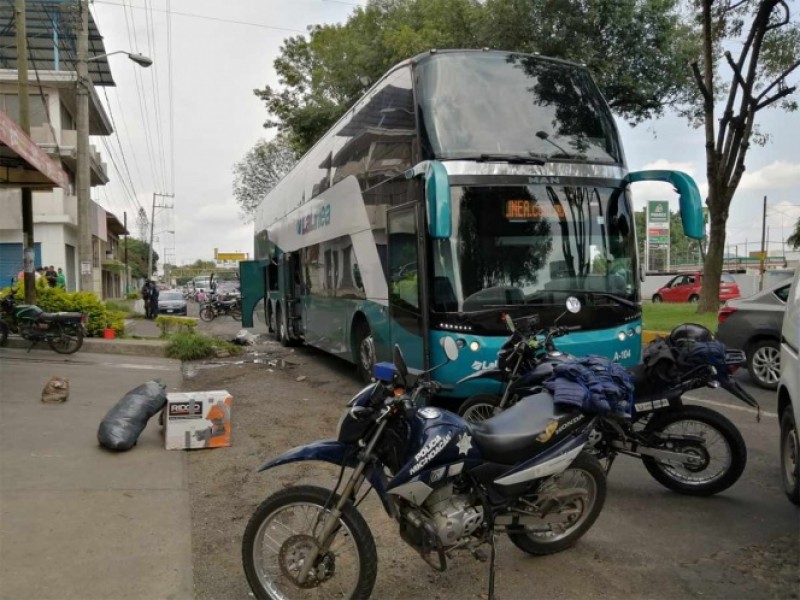 Explota granada a bordo de camión en Michoacán