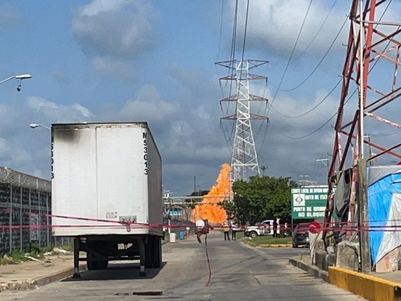 Explota línea de gas en complejo Pajaritos, en Coatzacoalcos