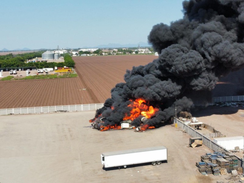 Explota pipa de combustible en zona industrial de Los Mochis