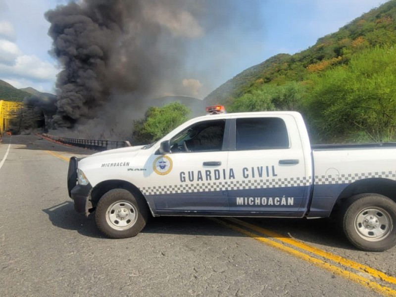 Explota pipa en autopista Siglo XXI; cierran circulación por maniobras