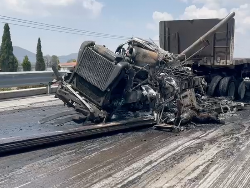 Explota tráiler en Texcoco. Cierran autopista 3 horas