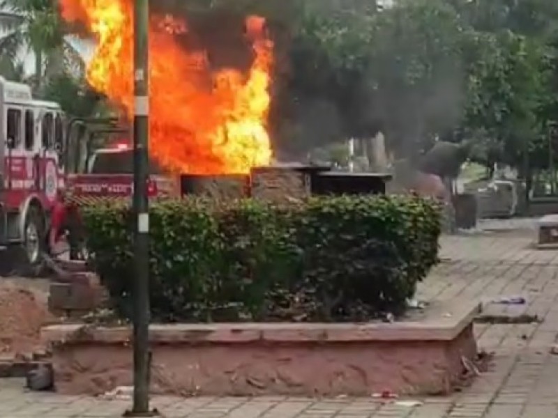 Explota transformador de la CFE en Las Brisas, Manzanillo