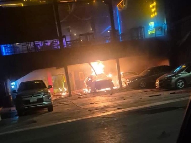 Explota vehiculo en bar de la Capital