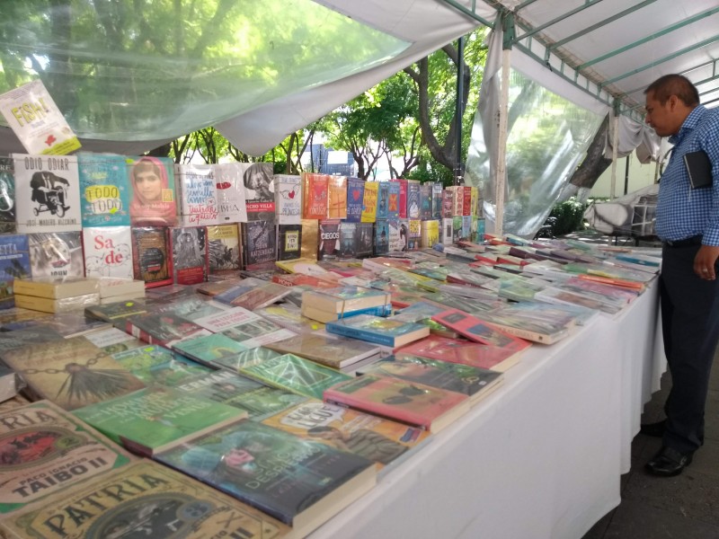 Exposición de libros en parque ecológico