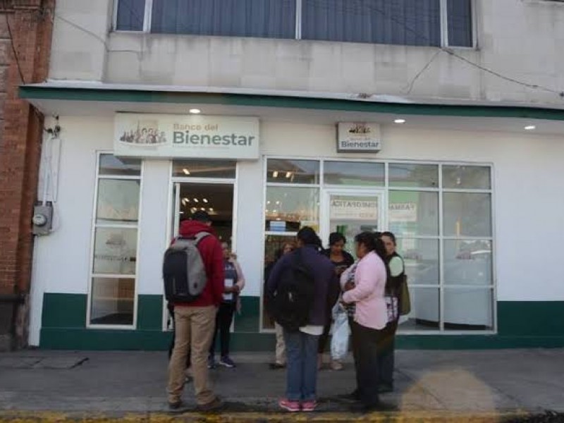 Extenuantes filas en Banco del Bienestar