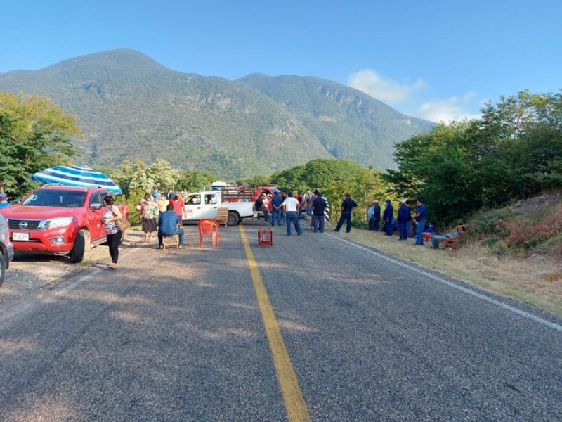 Extienden bloqueos trabajadores del agua potable de Juchitán