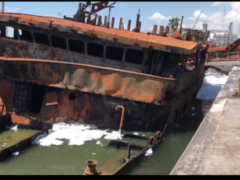 Extinguen incendio de barco atunero en Manzanillo